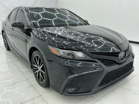 Used 2021 Toyota Camry SE FWD image 3
