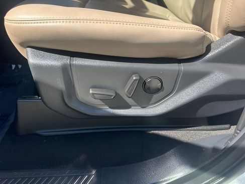 Used 2024 Ford Expedition Max XLT image 10