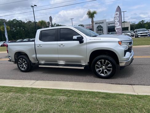Used 2022 Chevrolet Silverado 1500 LT AWD/4WD image 6