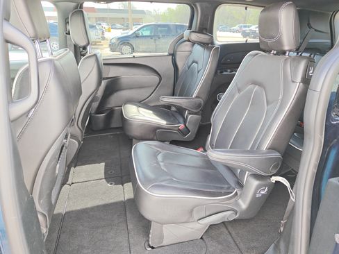 Used 2025 Chrysler Pacifica Limited FWD image 16