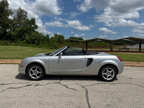 Used 2001 Toyota MR2 RWD image 9