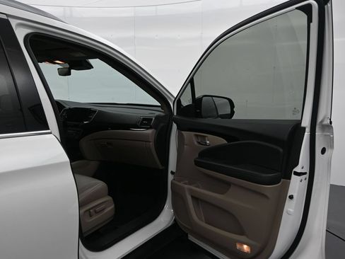 Used 2021 Honda Pilot Touring image 17