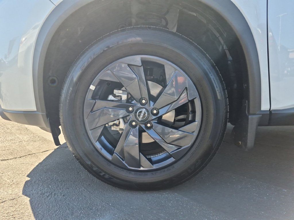 Certified 2026 Nissan Rogue SV FWD image 11
