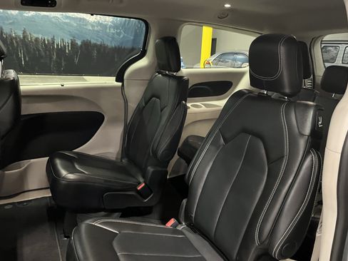 Used 2024 Chrysler Pacifica Touring-L image 14