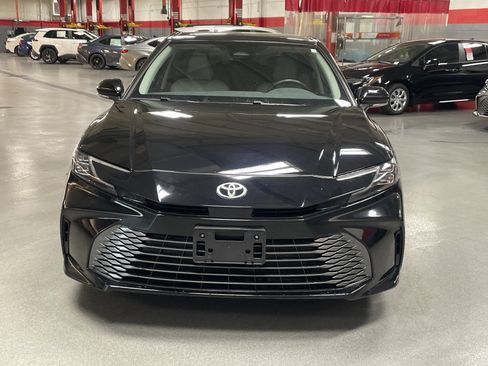 Used 2025 Toyota Camry XLE FWD image 3