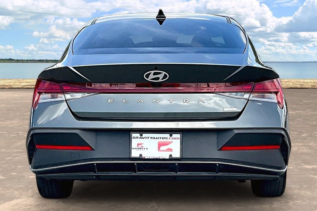 Used 2024 Hyundai Elantra Blue FWD image 5