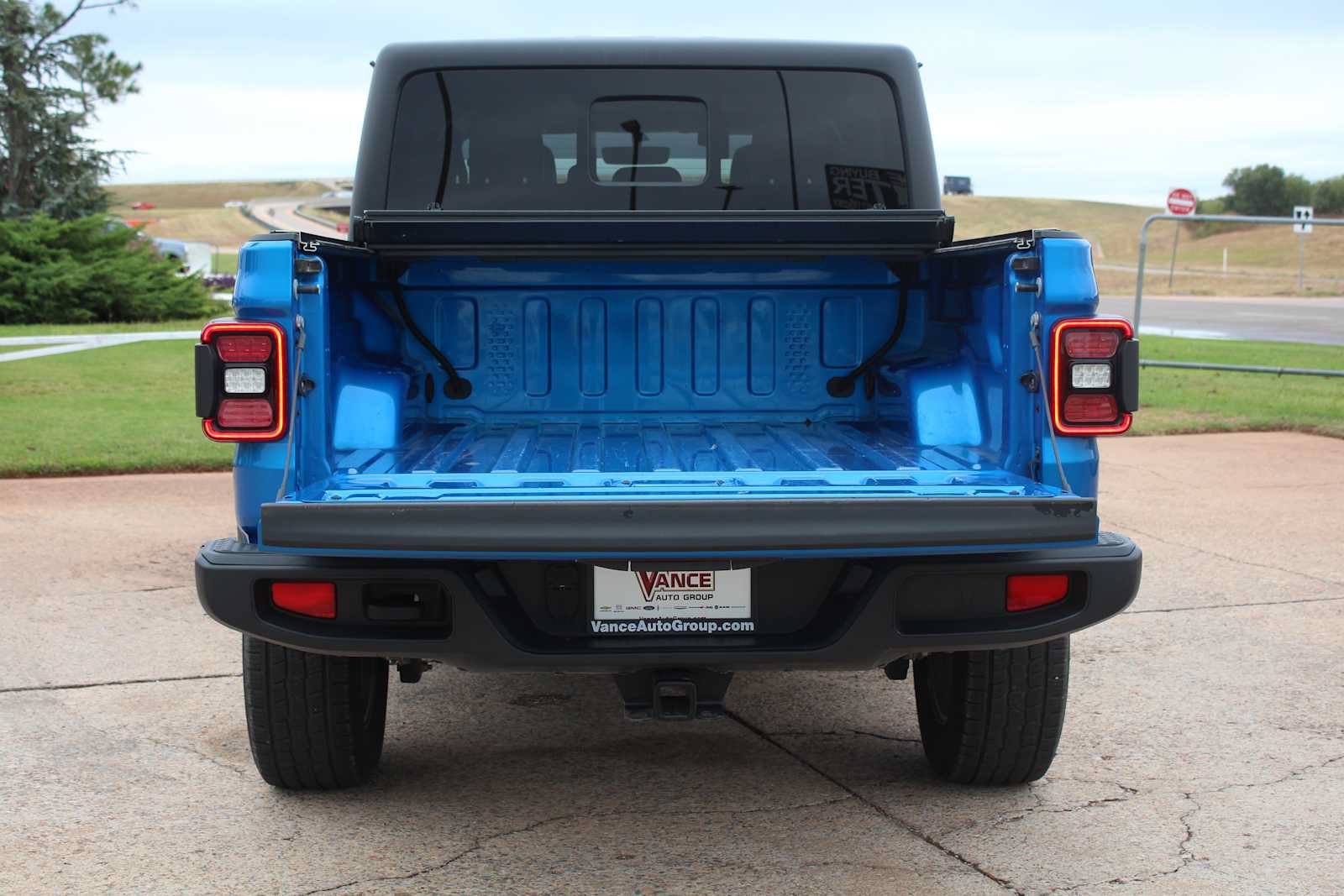 Used 2022 Jeep Gladiator Overland w/ Popular Equipment Package AWD/4WD image 11