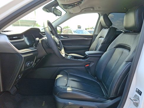 Used 2023 Jeep Grand Cherokee Limited w/ Black Appearance Package AWD/4WD image 13