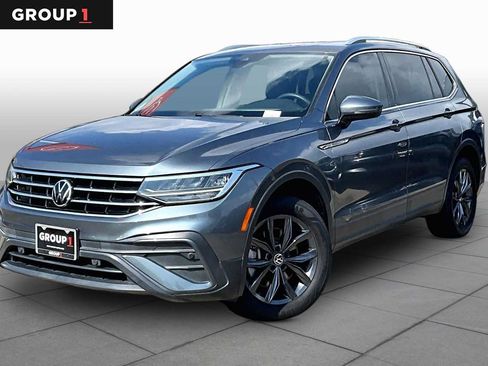 Used 2023 Volkswagen Tiguan SE w/ Panoramic Sunroof Package FWD image 1