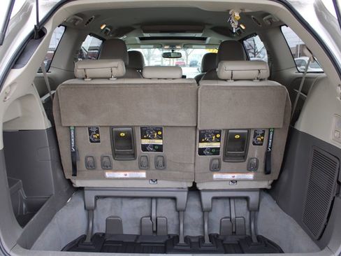 Used 2017 Toyota Sienna XLE Premium image 11