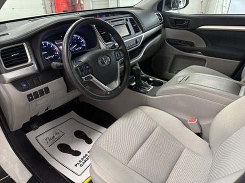 Used 2019 Toyota Highlander LE AWD/4WD image 26