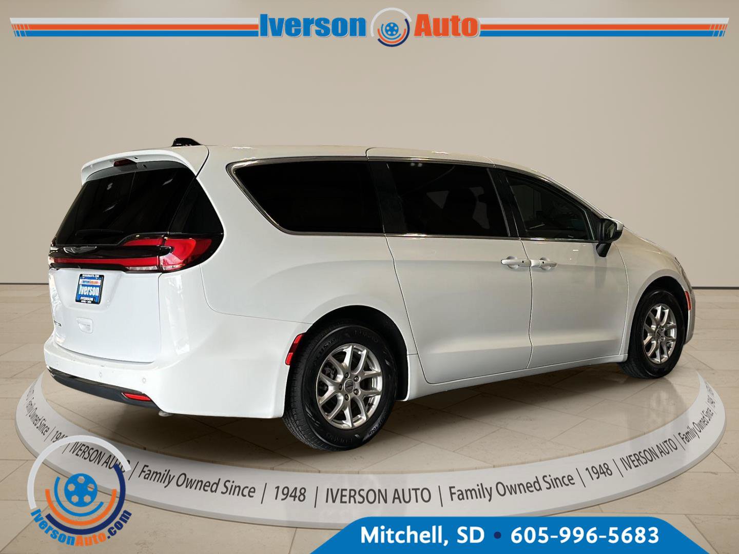 Used 2023 Chrysler Pacifica Touring-L FWD image 7
