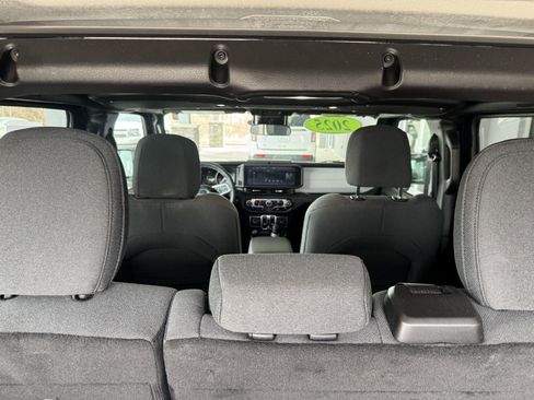 Used 2025 Jeep Wrangler Sahara 4xe image 8