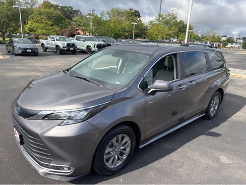 Used 2024 Toyota Sienna XLE image 14
