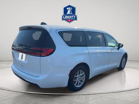 Used 2024 Chrysler Pacifica Touring-L FWD image 5
