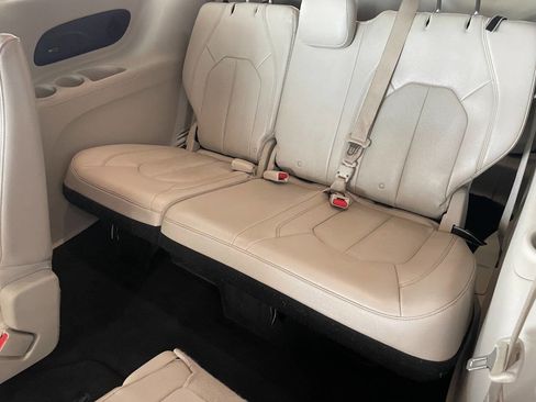 Used 2018 Chrysler Pacifica Touring-L Plus w/ Tire & Wheel Group image 20