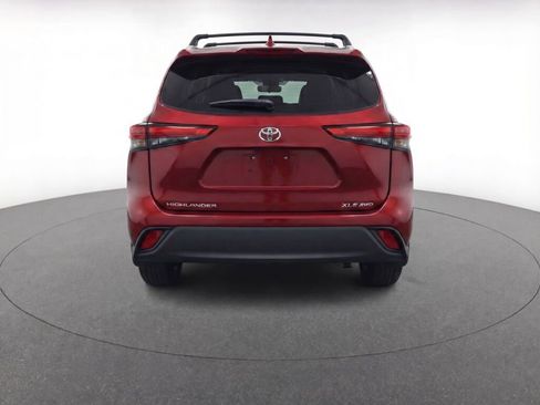 Used 2021 Toyota Highlander XLE image 7