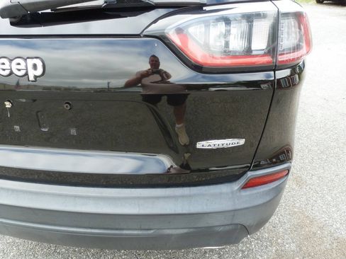 Used 2019 Jeep Cherokee Latitude w/ Cold Weather Group AWD/4WD image 9