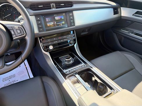 Used 2018 Jaguar XF Premium image 27