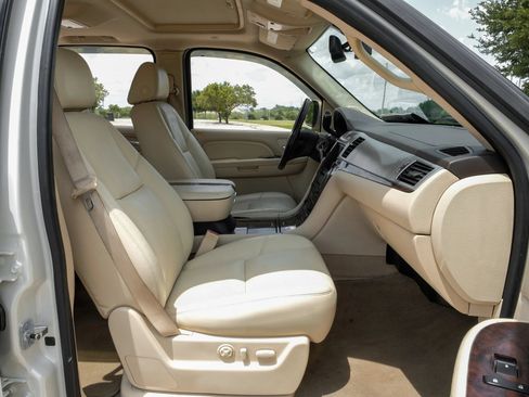 Used 2007 Cadillac Escalade EXT w/ Information Package AWD/4WD image 30