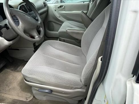 Used 2005 Chrysler Town & Country FWD image 17