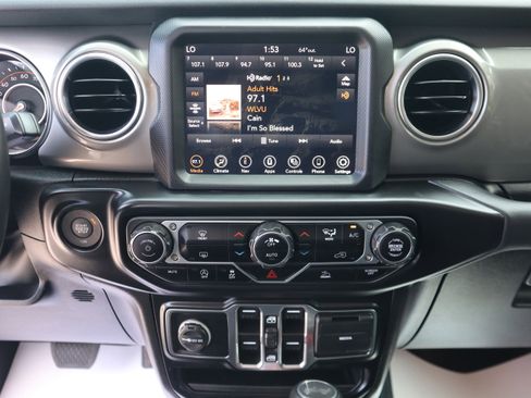 Used 2022 Jeep Wrangler Unlimited Sahara AWD/4WD image 17