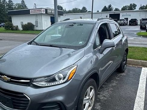 Used 2020 Chevrolet Trax LT w/ LT Convenience Package AWD/4WD image 2