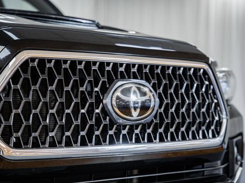 Used 2019 Toyota Tacoma TRD Sport image 7