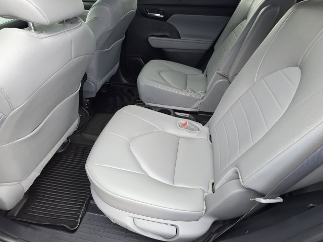 Used 2025 Toyota Highlander XLE FWD image 10