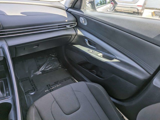 Used 2023 Hyundai Elantra SE FWD image 16