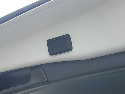 Used 2021 Toyota RAV4 XLE Premium FWD image 10