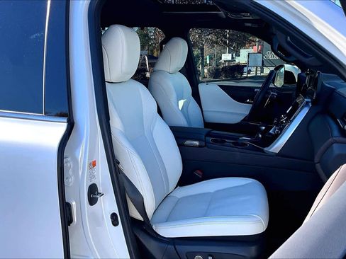Used 2025 Lexus LX 600 4WD w/ Luxury Package image 8