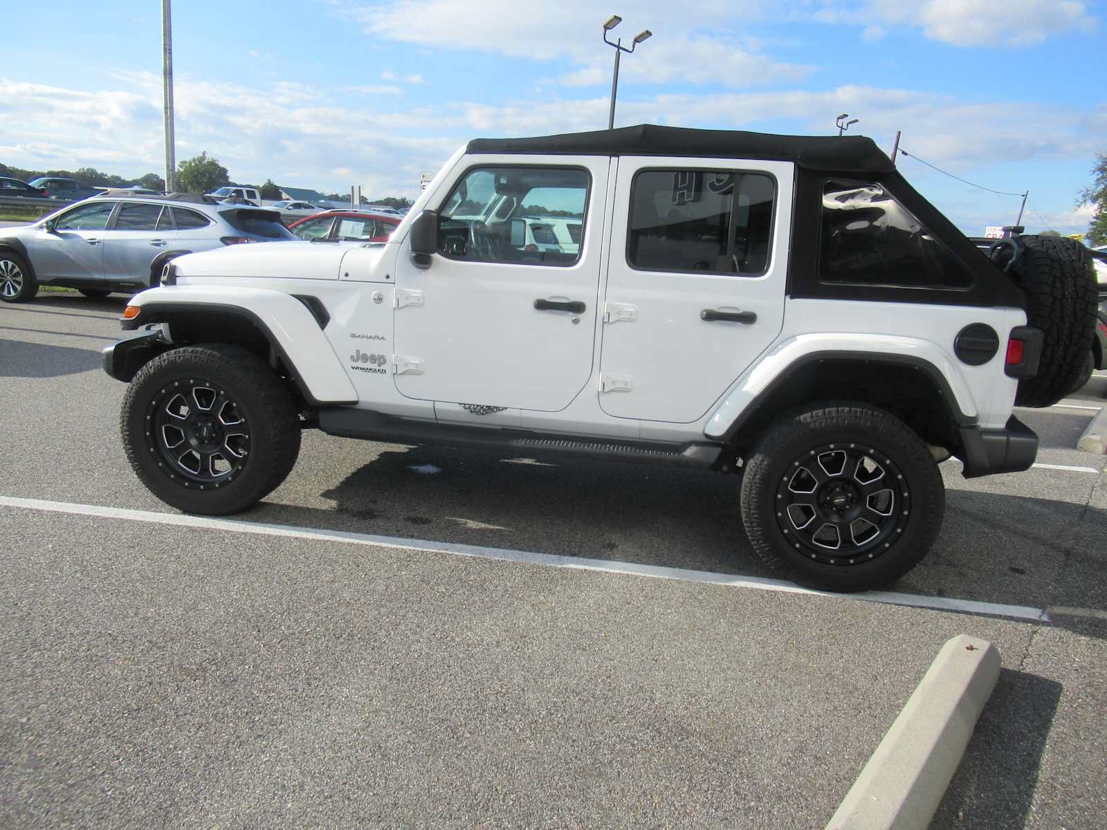 Used 2022 Jeep Wrangler Unlimited Sahara w/ Cold Weather Group AWD/4WD image 8