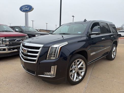 Used 2018 Cadillac Escalade Premium Luxury image 3