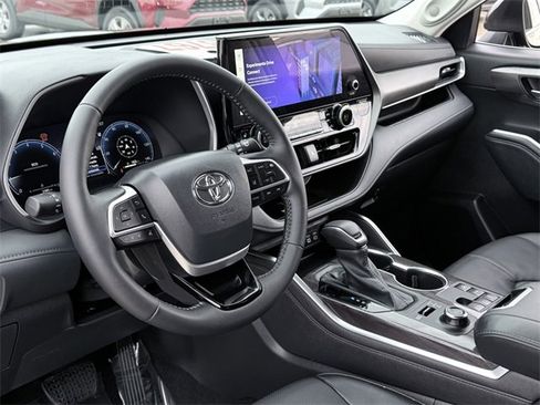 Certified 2025 Toyota Highlander Limited image 25