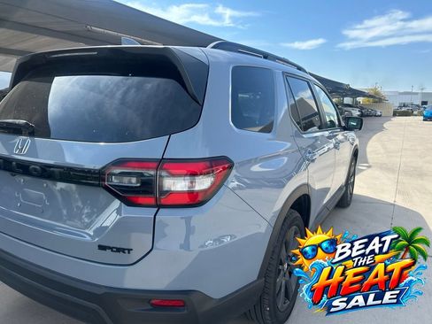 Used 2025 Honda Pilot Sport image 3