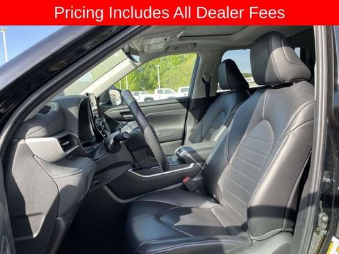 Used 2024 Toyota Highlander XLE AWD/4WD image 22