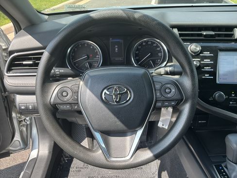Used 2020 Toyota Camry LE FWD image 18