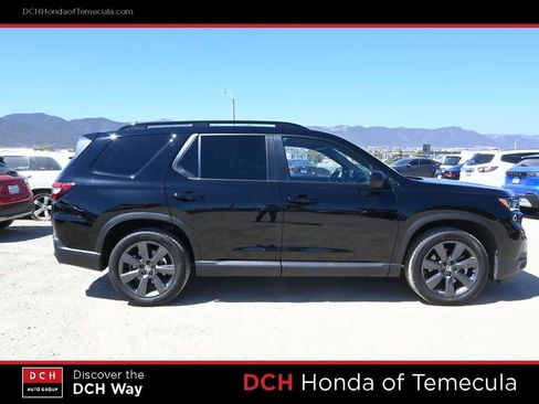 Used 2025 Honda Pilot Sport image 5