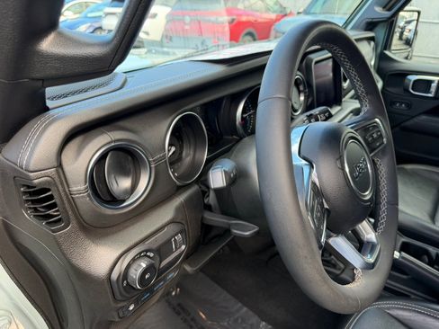 Used 2023 Jeep Wrangler Unlimited Sahara AWD/4WD image 11