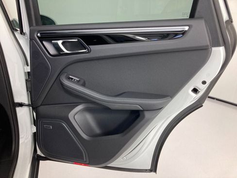 Certified 2022 Porsche Macan image 17