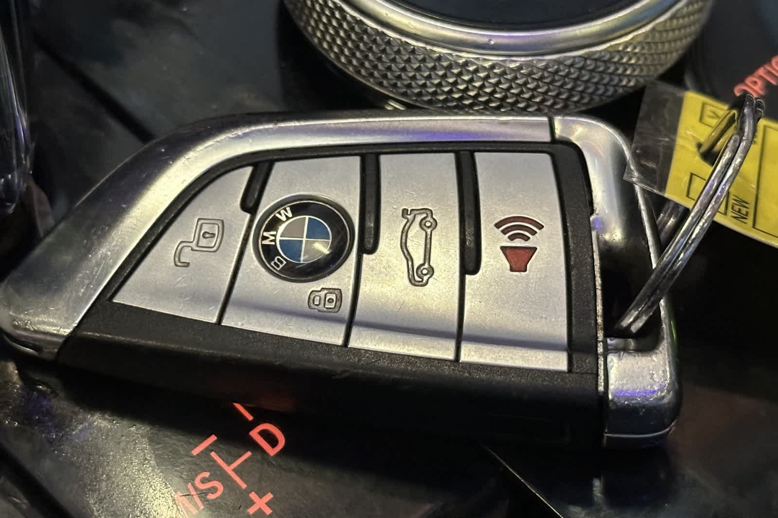 Used 2022 BMW X7 xDrive40i w/ M Sport Package AWD/4WD image 25
