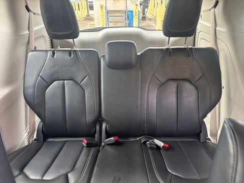 Used 2023 Chrysler Pacifica Touring-L image 17