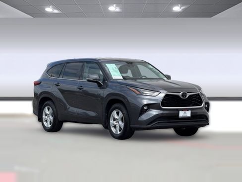 Used 2022 Toyota Highlander LE image 6