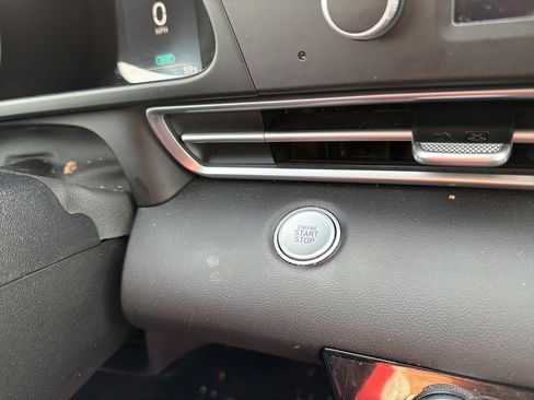 Certified 2022 Hyundai Elantra SEL image 32