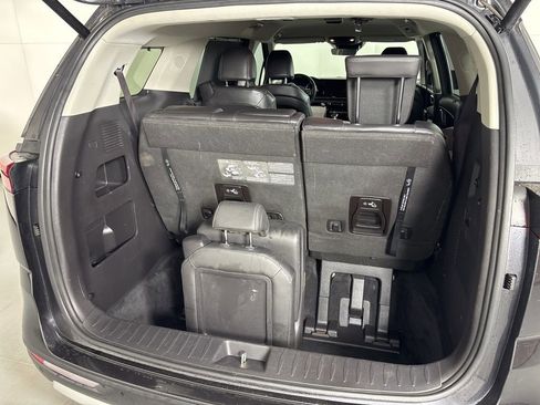 Used 2022 Kia Carnival EX image 18