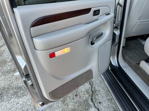 Used 2002 Cadillac Escalade EXT image 33