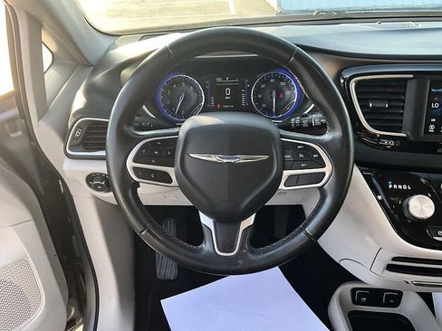 Used 2018 Chrysler Pacifica Touring-L w/ Tire & Wheel Group FWD image 30