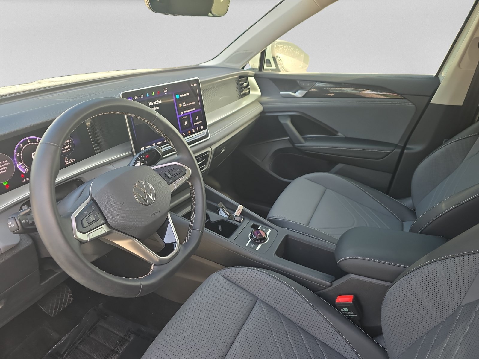 Used 2025 Volkswagen Tiguan SE FWD image 14