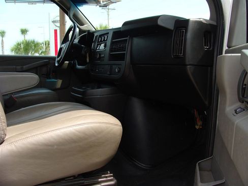 Used 2018 Chevrolet Express 2500 w/ Enhanced Convenience Package image 16